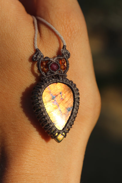 Collar de labradorita naranja atardecer | Joyería de macramé