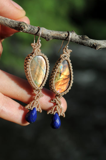 Pendientes luminosos de labradorita atardecer con gotas de lapislázuli, plata 925