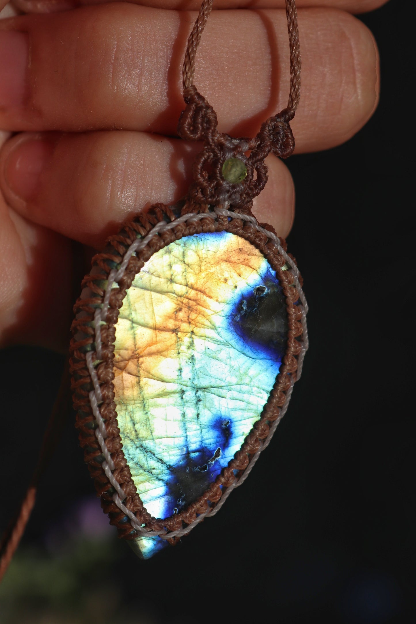 Colgante de labradorita colorida con cuentas de peridoto