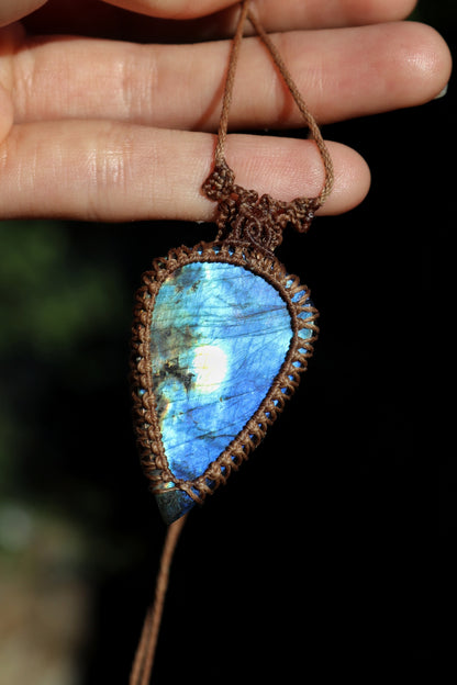 Blau, türkis und gelb schimmernde Labradorit-Kette mit Apatit-Perlen