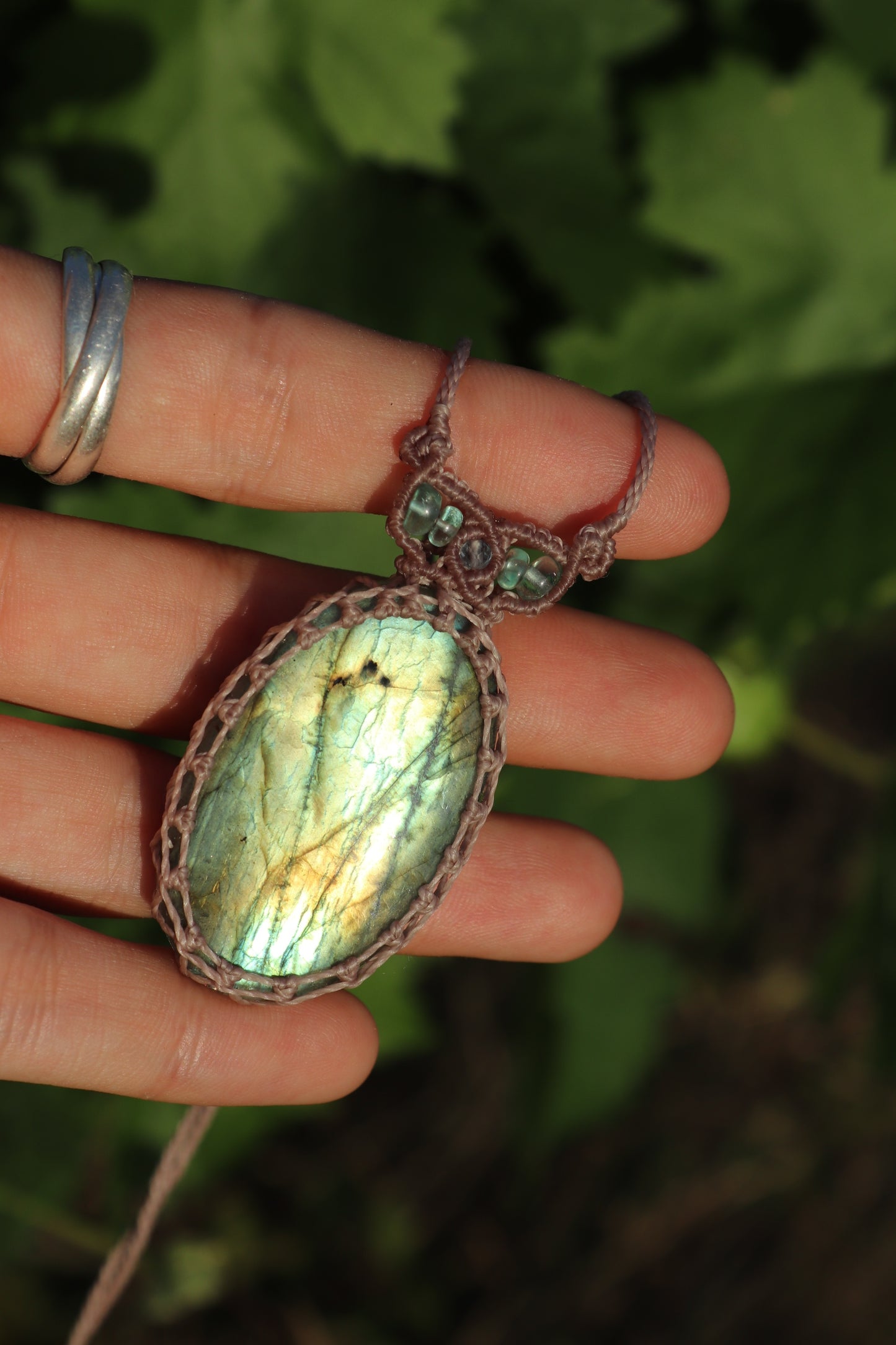 Labradorita verde pastel con cuentas de apatita azul paraiba | Joyería de Macramé Hecha a Mano