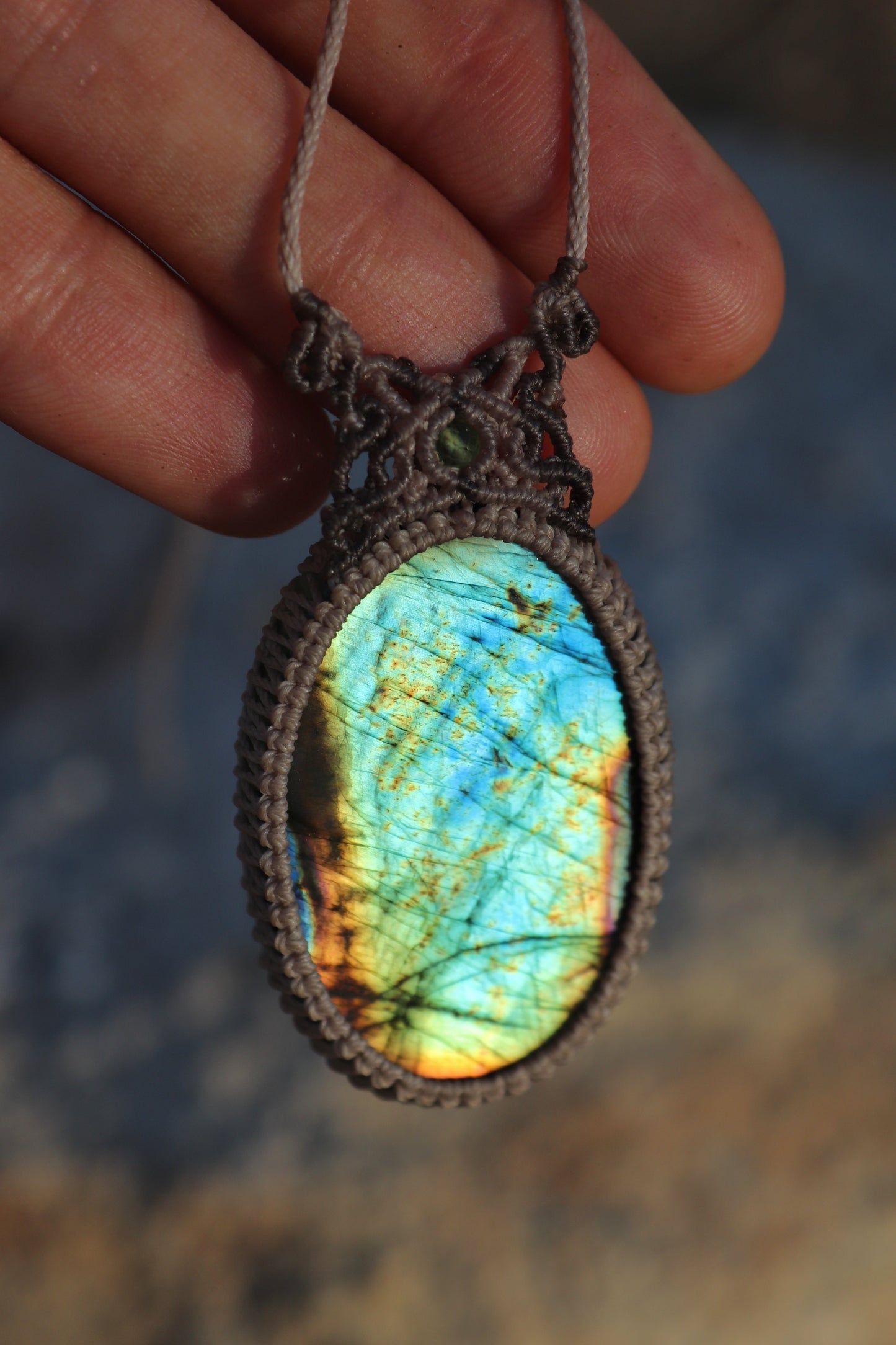 Cyangrüner und türkisblauer Labradorit-Anhänger – SELTENE Farbe | Handgemachter Makramee-Schmuck