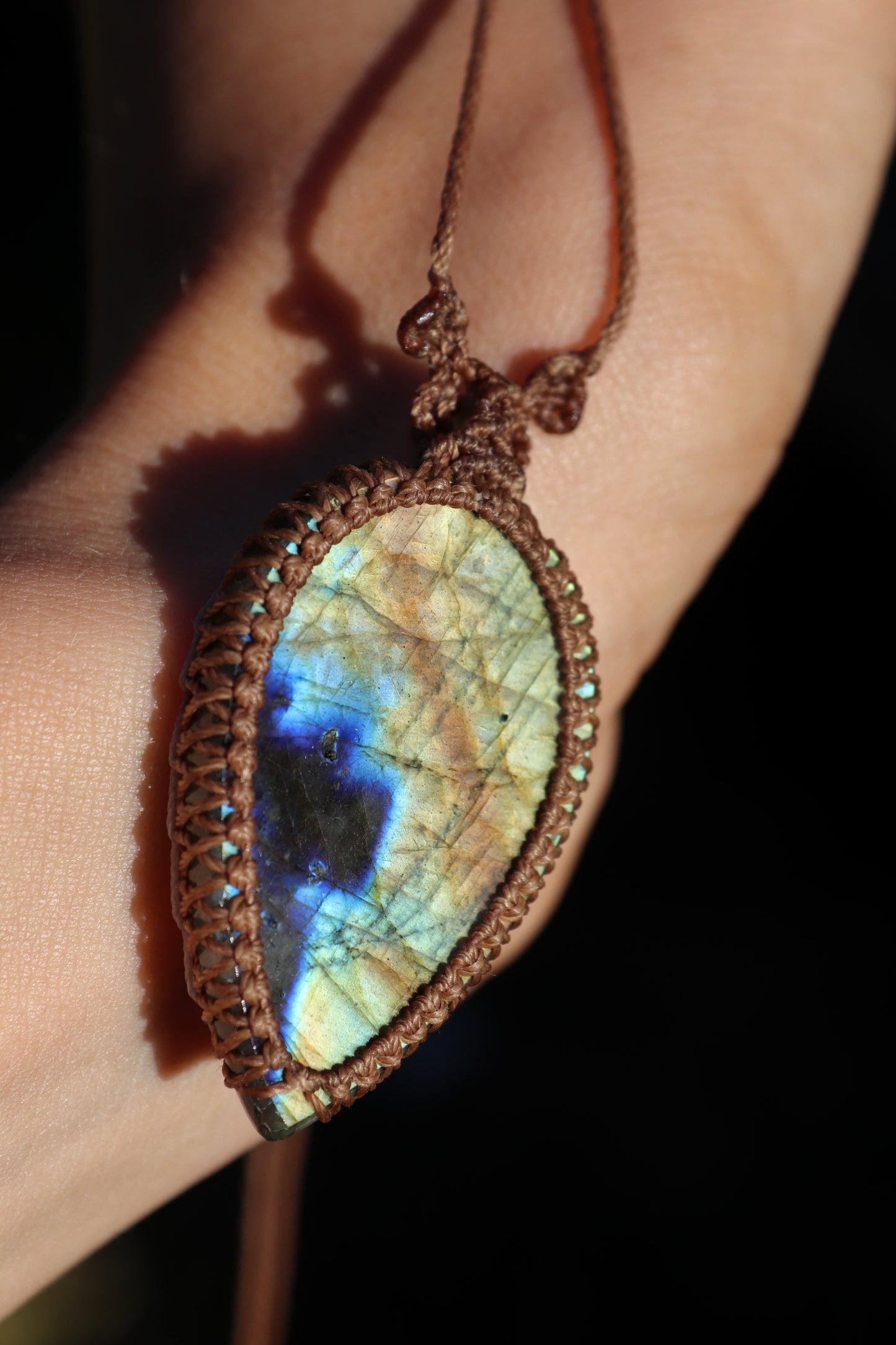 Colgante de labradorita colorida con cuentas de peridoto