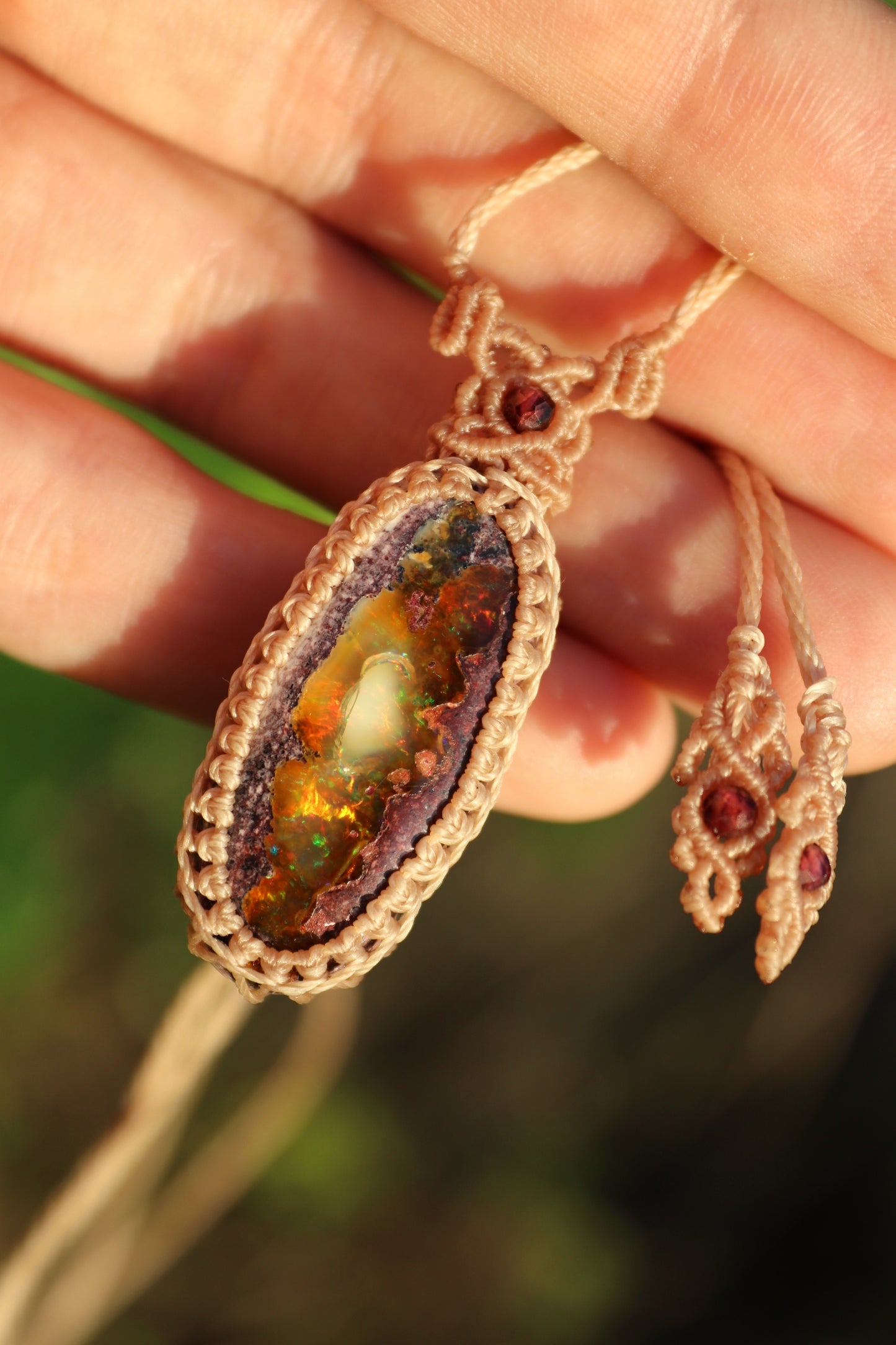 Incroyable opale mexicaine de 31 mm avec jeu de couleurs rouge et inclusion « fantôme » ! | Bijoux en macramé faits main