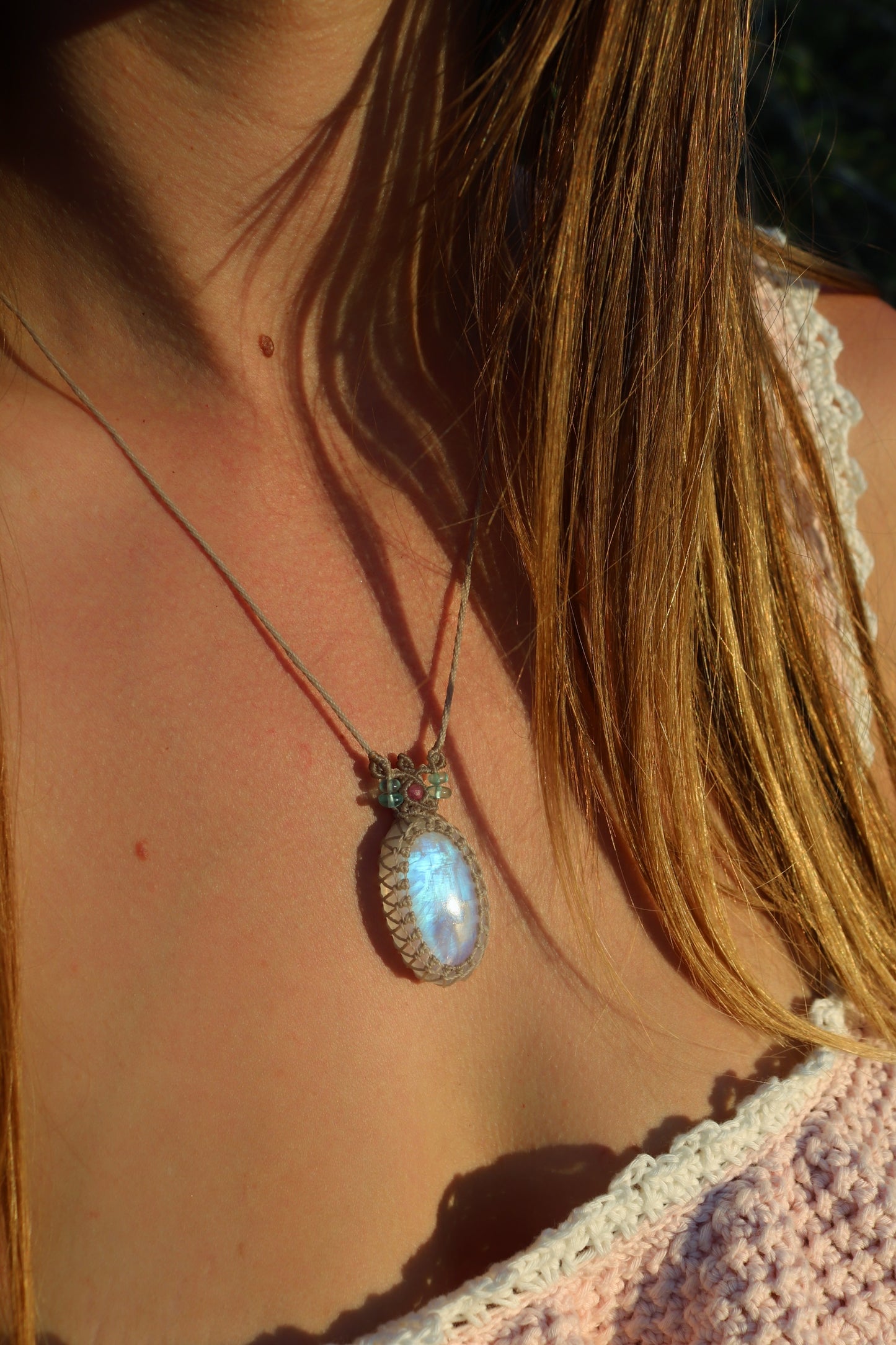 Pierre de lune de qualité AAA avec tourmaline rose et perles d'apatite paraïba | Bijoux en macramé faits main