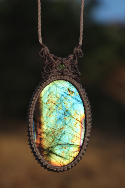 Cyangrüner und türkisblauer Labradorit-Anhänger – SELTENE Farbe | Handgemachter Makramee-Schmuck