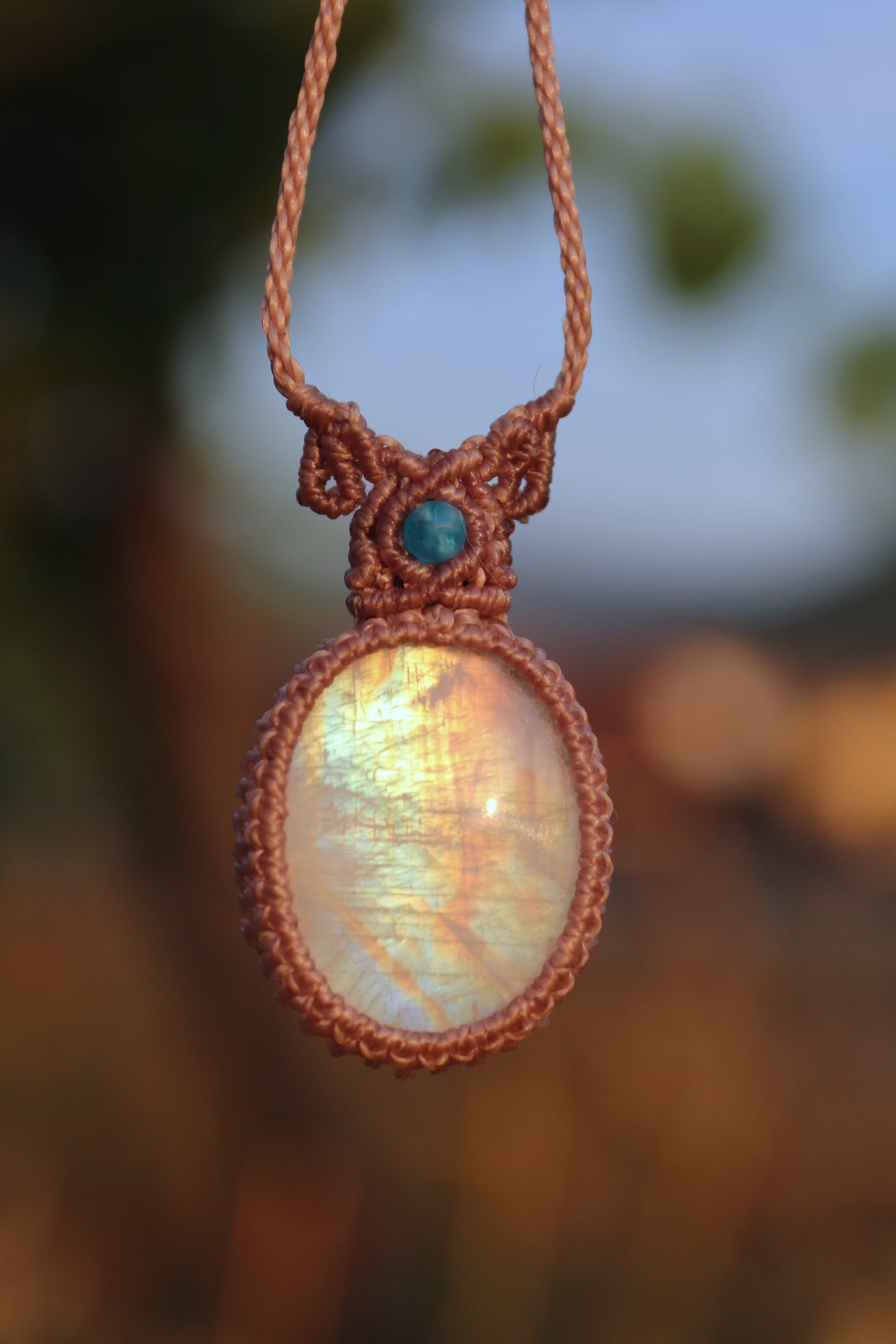 Colgante de piedra de la luna arcoíris con cuentas de apatita | Joyería de Macramé Hecha a Mano