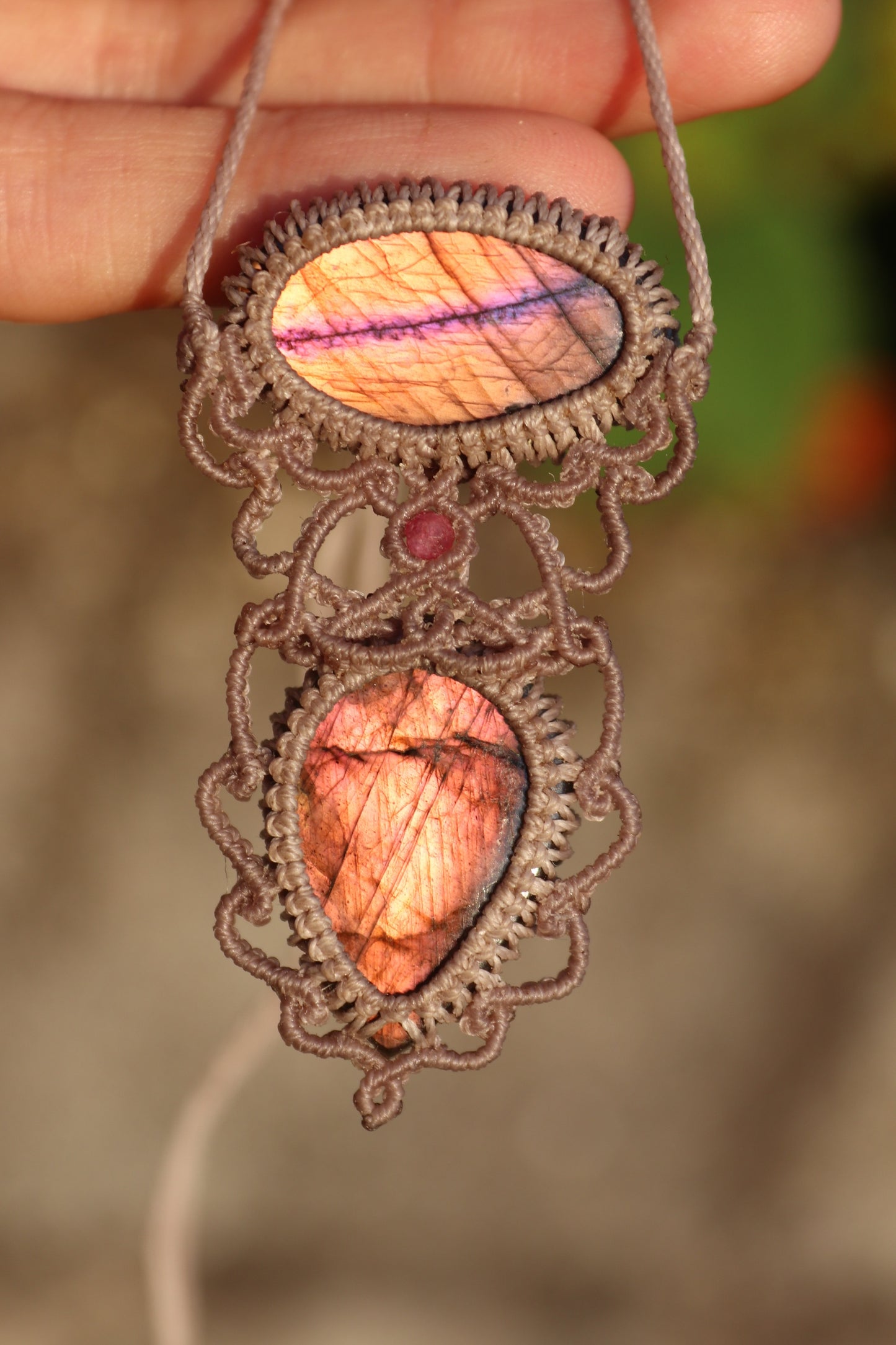 Double pendentif labradorite rose vif et orange avec perles de tourmaline rose | Bijoux en macramé faits main