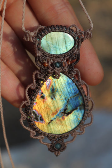 Colgante doble de labradorita arcoíris con cuentas de turmalina | Joyería artesanal de macramé