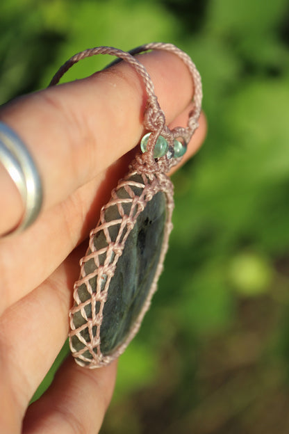 Labradorita verde pastel con cuentas de apatita azul paraiba | Joyería de Macramé Hecha a Mano