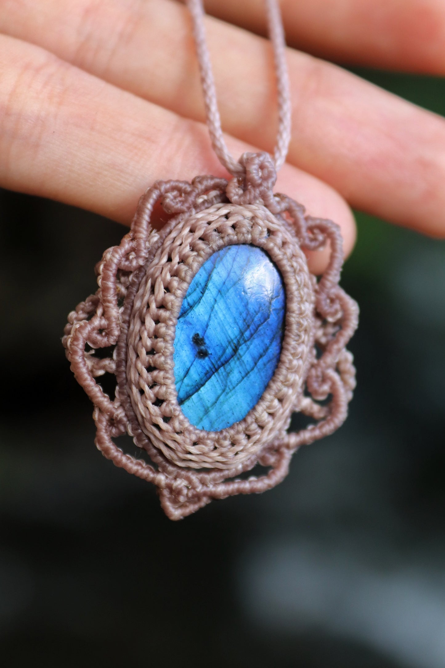 Tiefblauer Ozean-Labradorit-Talisman