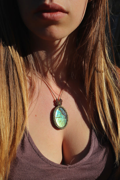 Labradorite cyan et bleu-vert, couleurs rares et reflets intenses
