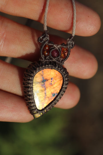Collar de labradorita naranja atardecer | Joyería de macramé