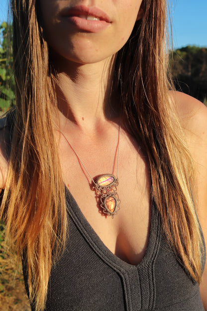 Double pendentif labradorite rose vif et orange avec perles de tourmaline rose | Bijoux en macramé faits main