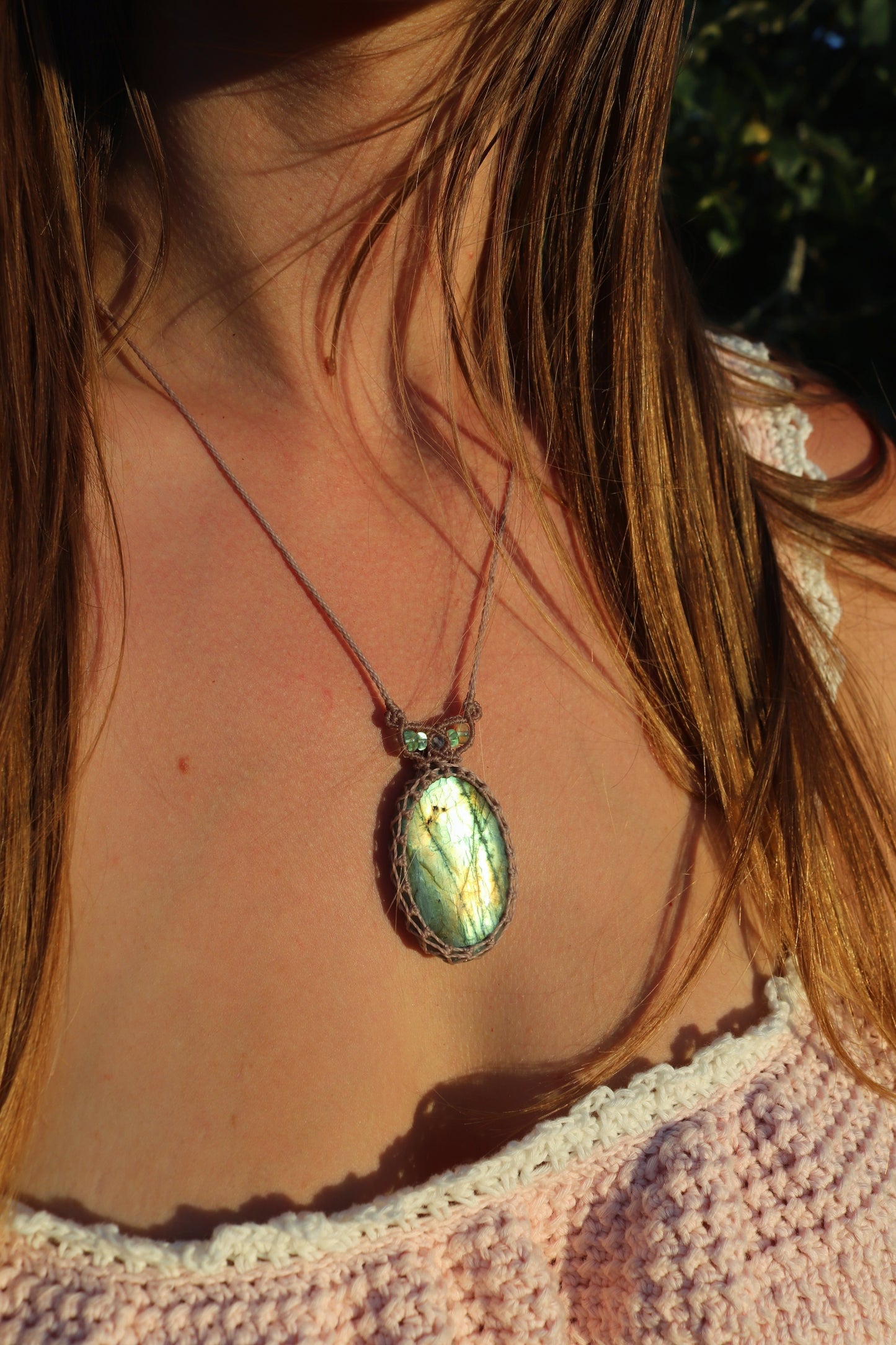 Labradorita verde pastel con cuentas de apatita azul paraiba | Joyería de Macramé Hecha a Mano