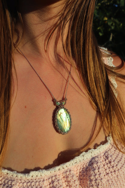 Labradorita verde pastel con cuentas de apatita azul paraiba | Joyería de Macramé Hecha a Mano