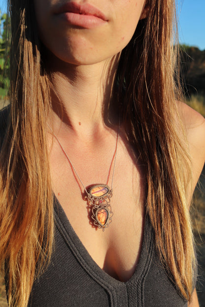 Double pendentif labradorite rose vif et orange avec perles de tourmaline rose | Bijoux en macramé faits main