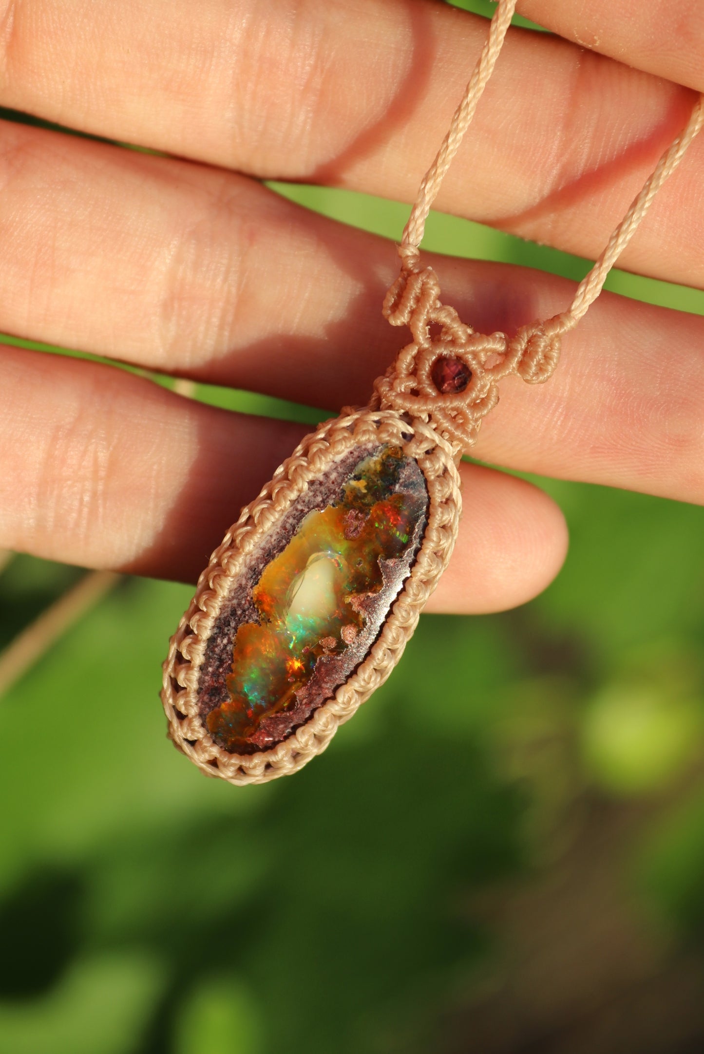Incroyable opale mexicaine de 31 mm avec jeu de couleurs rouge et inclusion « fantôme » ! | Bijoux en macramé faits main