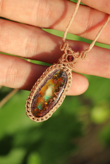 Incroyable opale mexicaine de 31 mm avec jeu de couleurs rouge et inclusion « fantôme » ! | Bijoux en macramé faits main